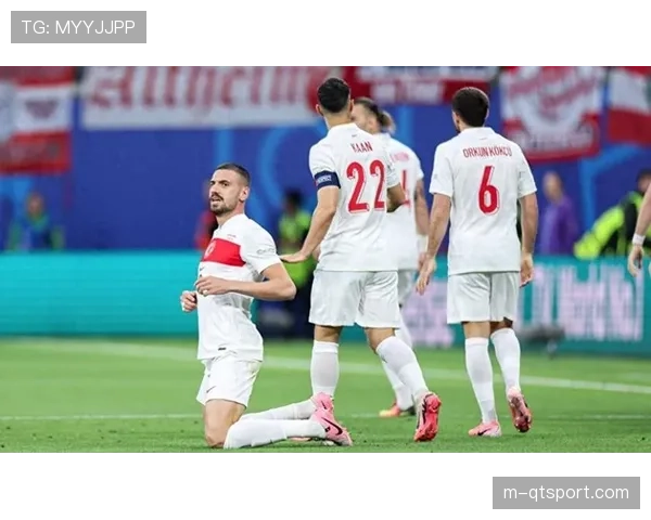 特写：终场哨响，蒙扎老将凝视记分牌，球队因一次转换丢球落败